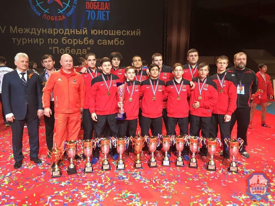 Вечерняя Москва: Московская команда по самбо победила на юношеском турнире между спортсменами из городов-героев