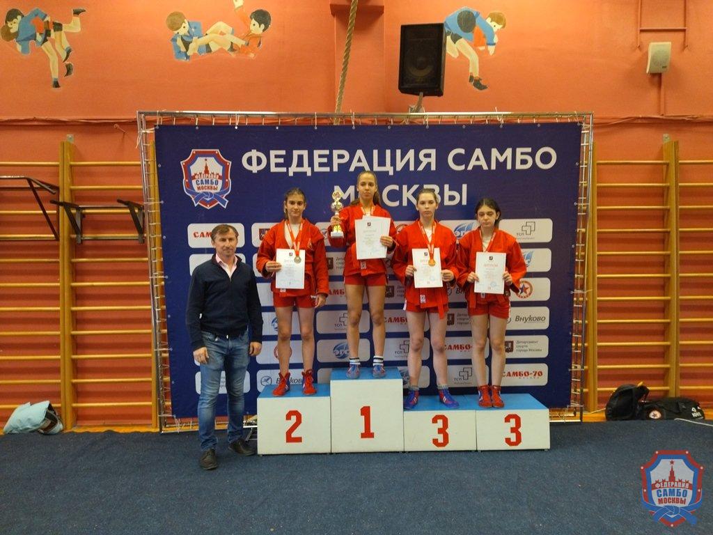 Первенство Москвы по самбо среди юношей и девушек 12-14 лет собрало более 300 самбистов