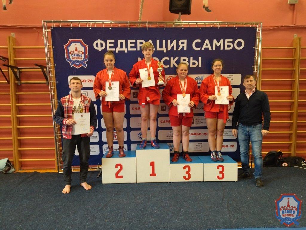 Первенство Москвы по самбо среди юношей и девушек 12-14 лет собрало более 300 самбистов