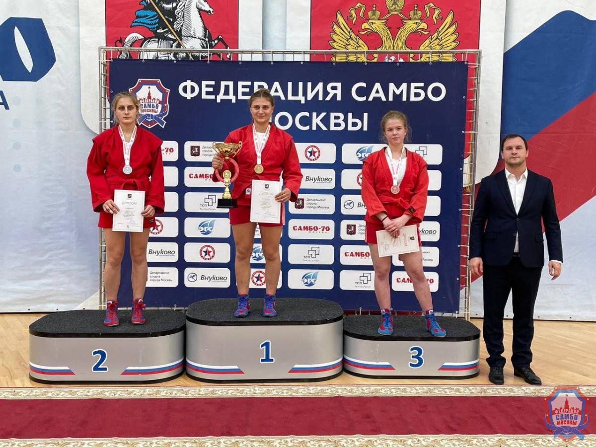 Чемпионат Москвы по самбо среди мужчин и женщин и боевому самбо прошел в "Самбо-70"
