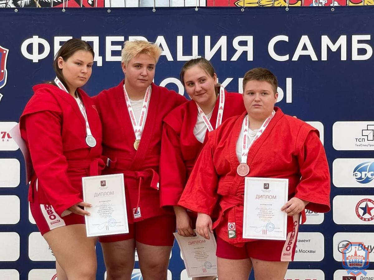 Чемпионат Москвы по самбо среди мужчин и женщин и боевому самбо прошел в "Самбо-70"