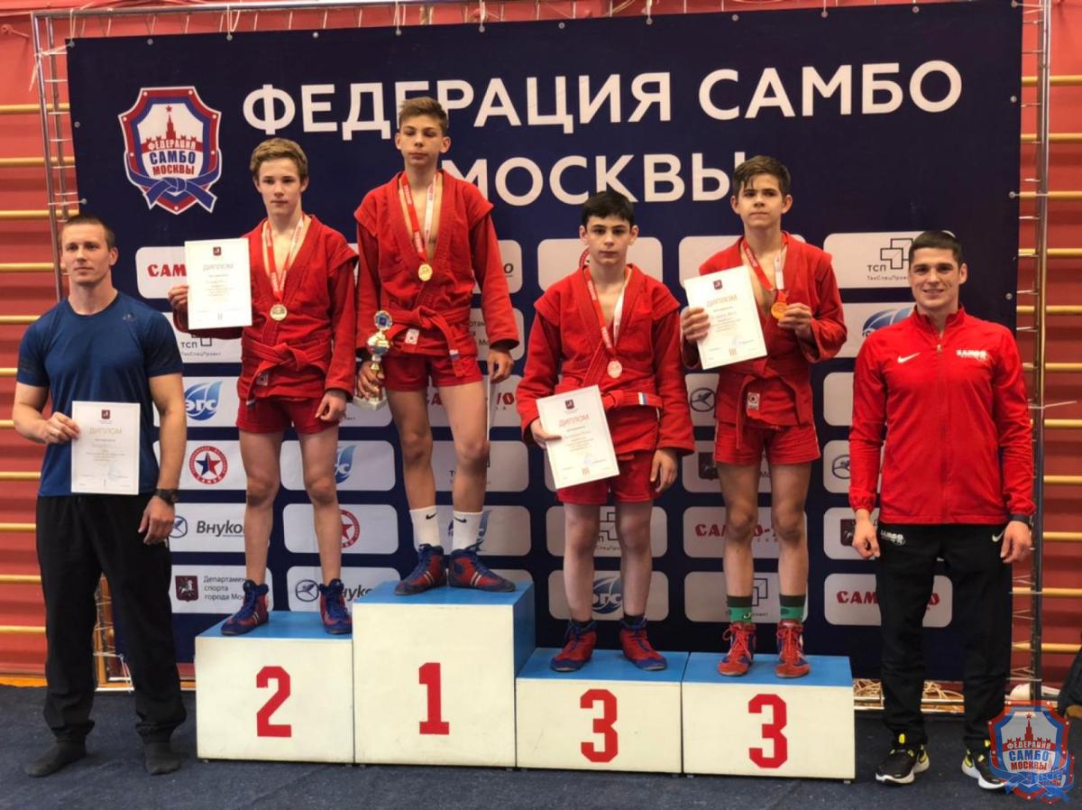 Первенство Москвы по самбо среди юношей и девушек 12-14 лет собрало более 300 самбистов