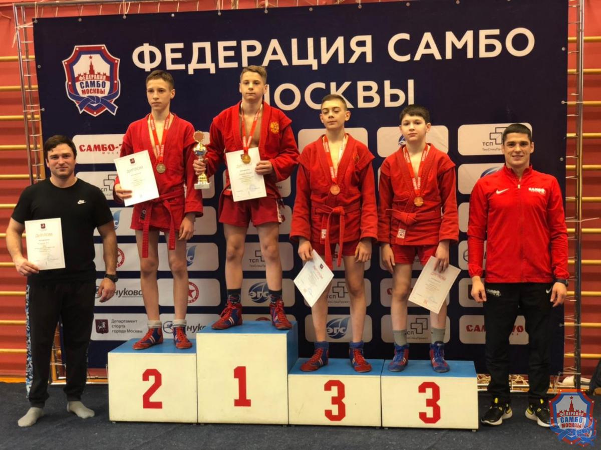 Первенство Москвы по самбо среди юношей и девушек 12-14 лет собрало более 300 самбистов
