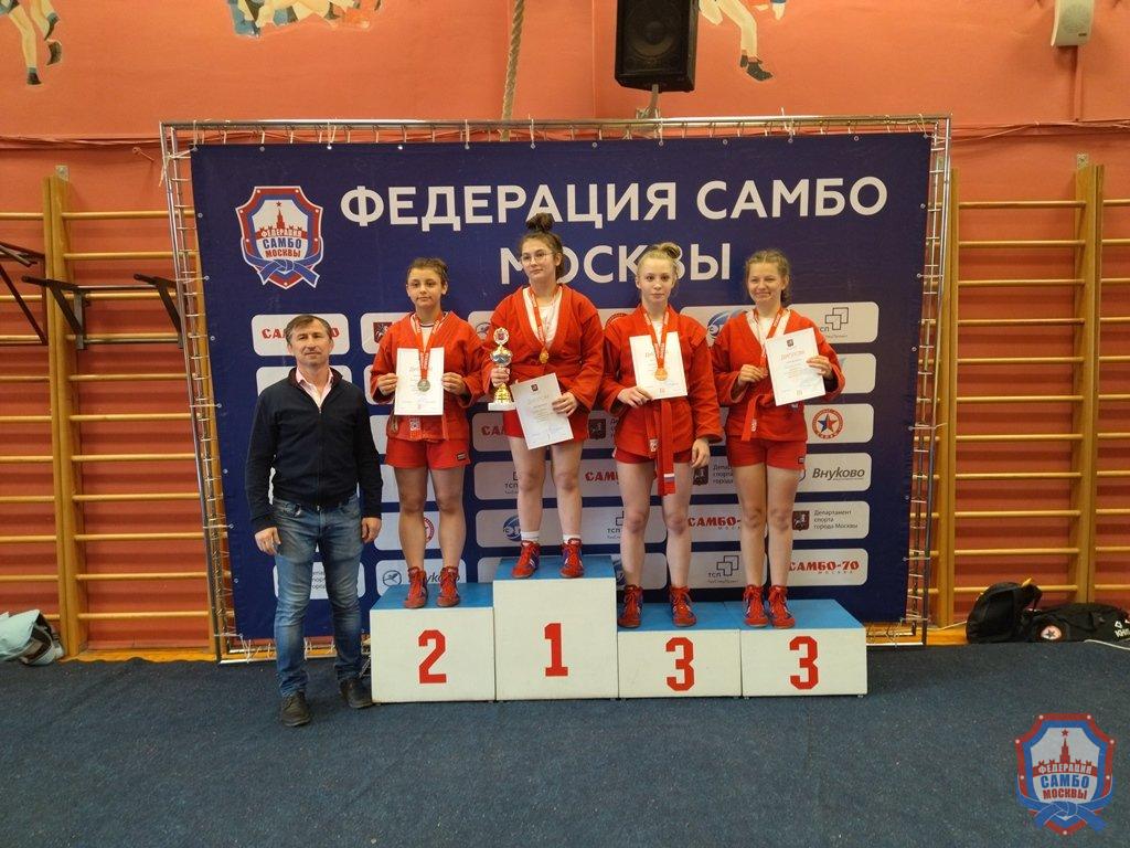 Первенство Москвы по самбо среди юношей и девушек 12-14 лет собрало более 300 самбистов