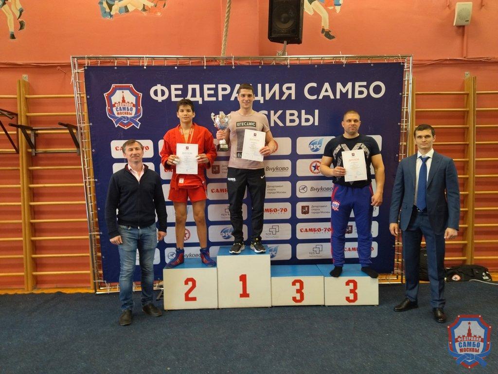 Первенство Москвы по самбо среди юношей и девушек 12-14 лет собрало более 300 самбистов