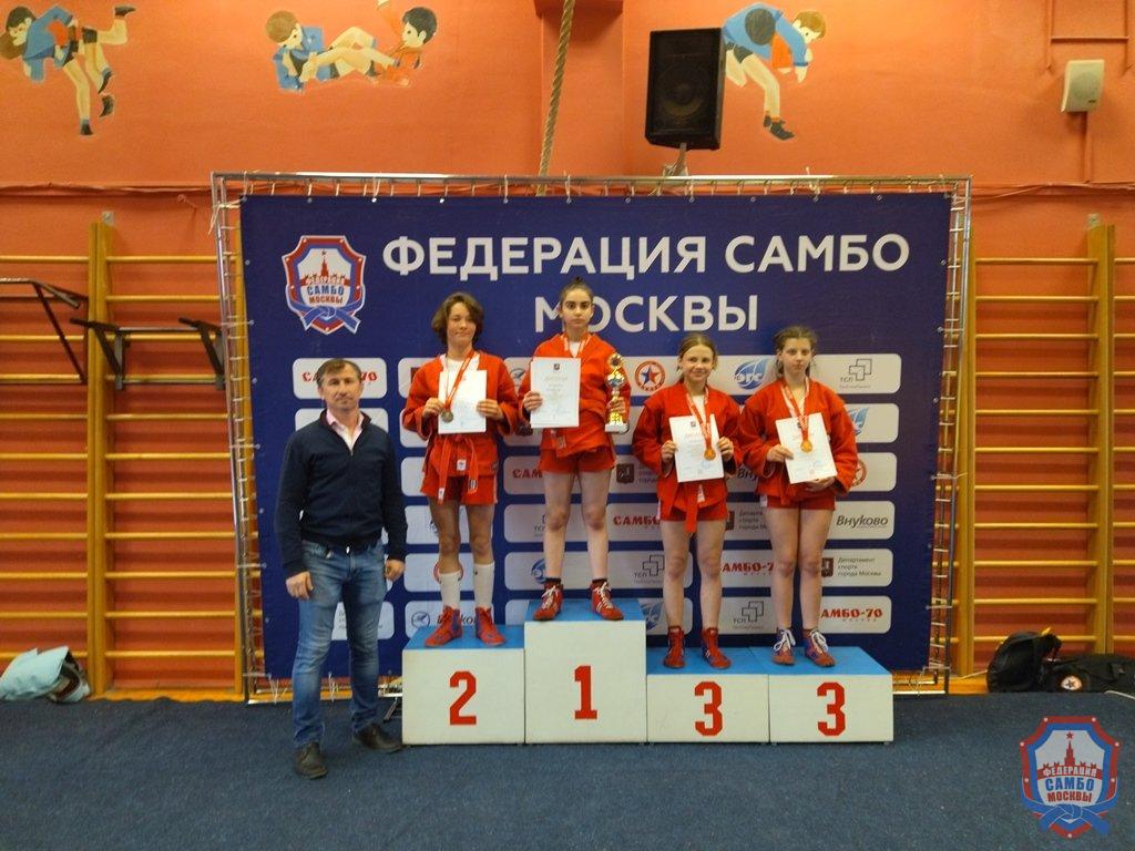 Первенство Москвы по самбо среди юношей и девушек 12-14 лет собрало более 300 самбистов