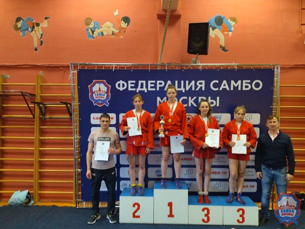 Первенство Москвы по самбо среди юношей и девушек 12-14 лет собрало более 300 самбистов
