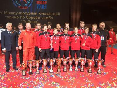 Вечерняя Москва: Московская команда по самбо победила на юношеском турнире между спортсменами из городов-героев